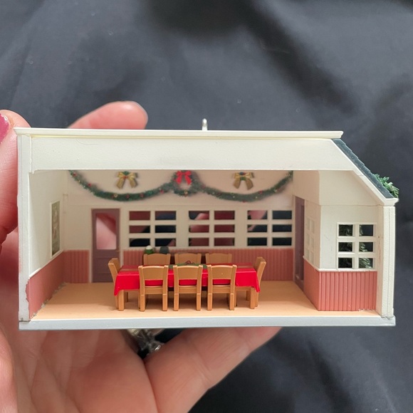 HALLMARK KEEPSAKE ORNAMENT Chris Kringle Kitchen 2018 in Box Christmas Evergreen - Picture 5 of 8